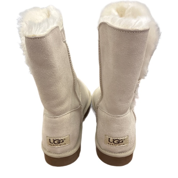 UGG NWOT Classic Bailey Button Suede Boots in Sand Size 7 - Picture 3 of 6